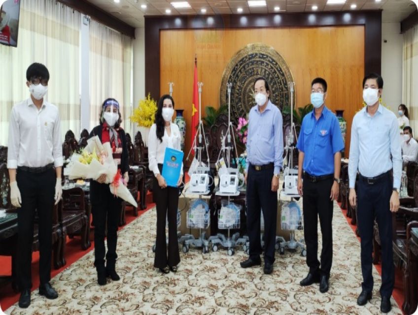 Tập đoàn Địa ốc Kim Oanh trao tặng trang thiết bị vật tư y tế cho tỉnh Long An.