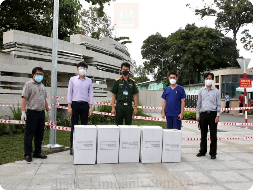 Kim Oanh Group trao tặng 1000 khẩu trang N95 và 1000 đồ bảo hộ y tế cho Bệnh viện Quân Y 175