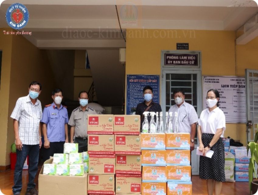 Chung tay góp sức phòng chống dịch bệnh tại các chốt kiểm soát địa phương cùng Quỹ từ thiện Kim Oanh.