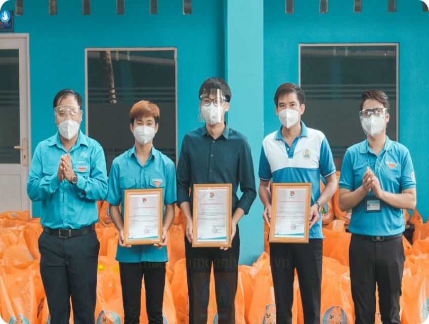 Tập đoàn Địa ốc Kim Oanh phối hợp Tỉnh Đoàn Bình Dương trao tặng quà cho sinh viên gặp khó khăn.
