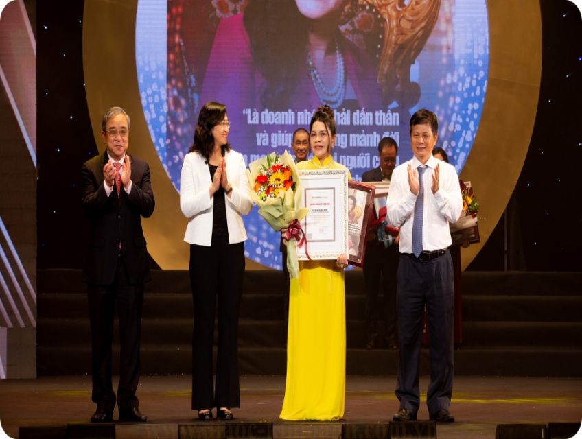 Bà Đặng Thị Kim Oanh được vinh danh Doanh Nhân Truyền Cảm Hứng 2022.