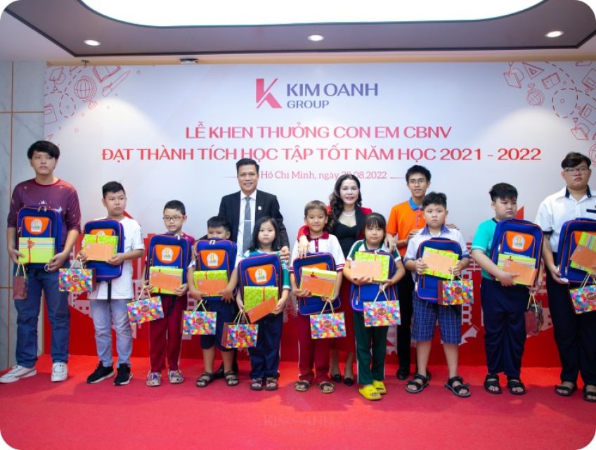 Kim Oanh Group khen thưởng con CBCNV đạt thành tích học tập tốt năm học 2021-2022.