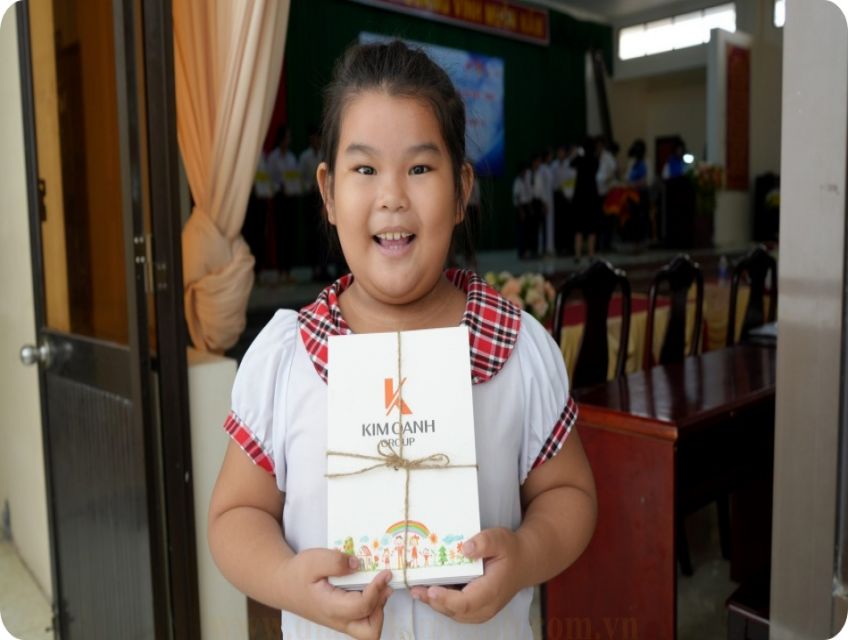 Trao 320 suất học bổng cho học sinh tỉnh Bến Tre và Tiền Giang.