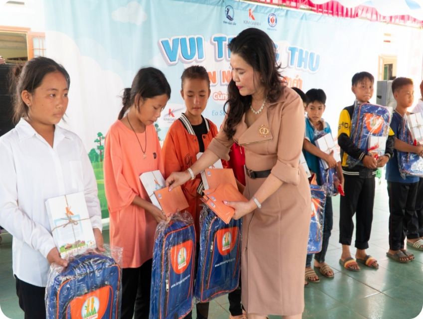 Kim Oanh Group mang trung thu yêu thương đến với học sinh nghèo tỉnh Đắk Lắk.