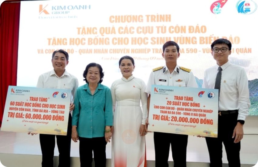Quỹ từ thiện Kim Oanh tặng học bổng tại Côn Đảo.