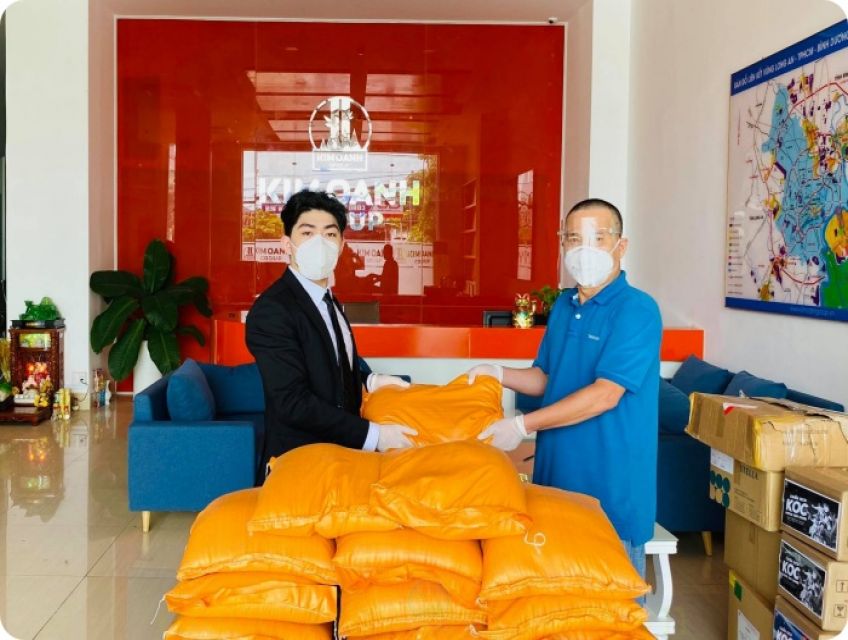 Quỹ từ thiện Kim Oanh hỗ trợ 400 phần qua trong khuôn khổ chương trình "Triệu túi an sinh"