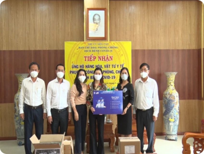 Từ thiện Kim Oanh tặng 1500 túi thuốc an sinh cho bệnh nhân mắc Covid-19.