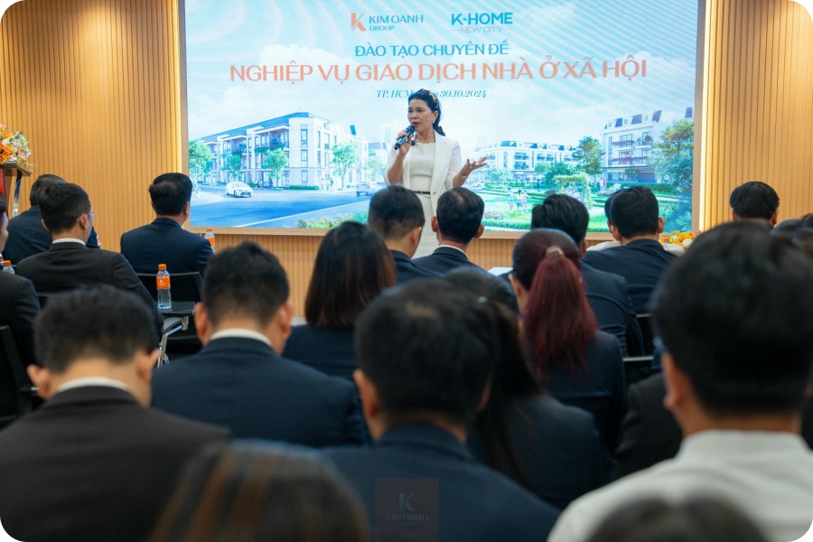 Bà Đặng Thị Kim Oanh – Chủ tịch HĐQT kiêm Tổng giám đốc Kim Oanh Group chia sẻ tại buổi đào tạo.